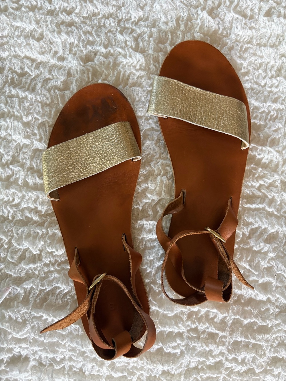Sseko size 8 Women's Metallic Gold and Brown Leather Strap Sandals